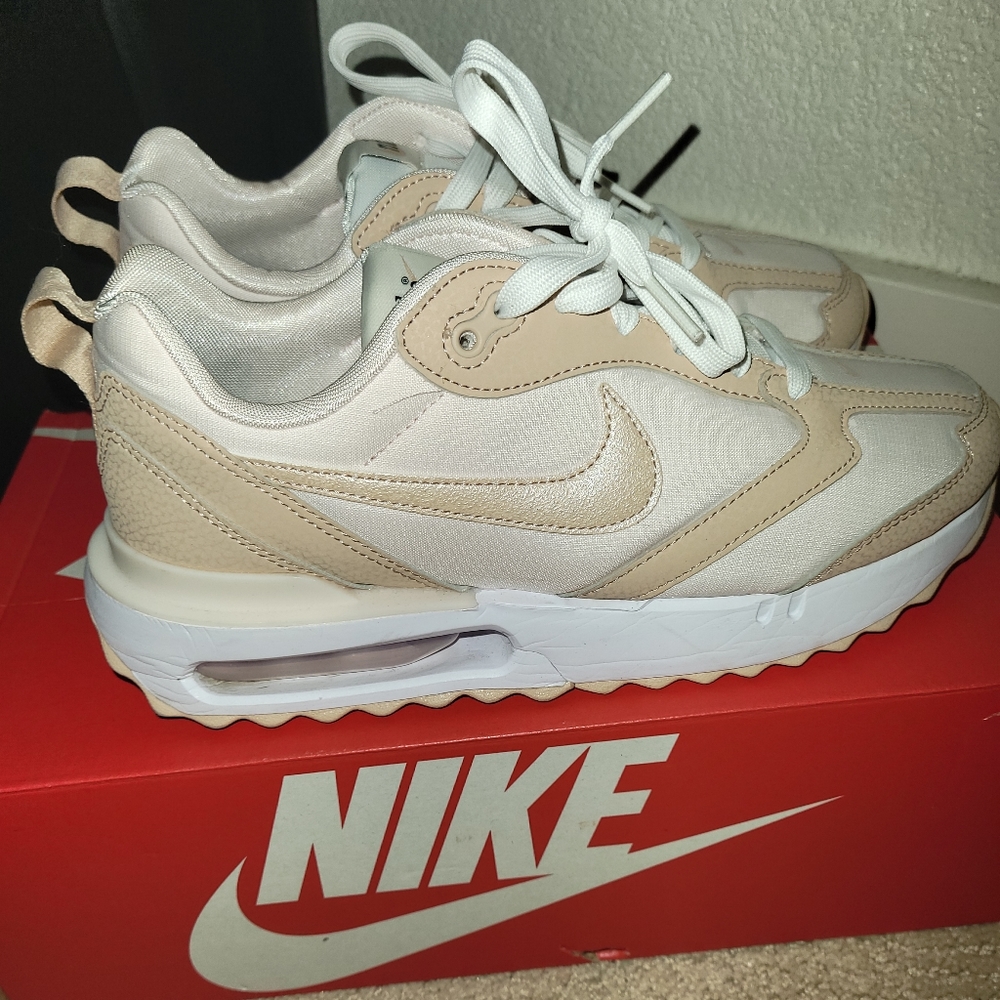 Womens Nike size 7
